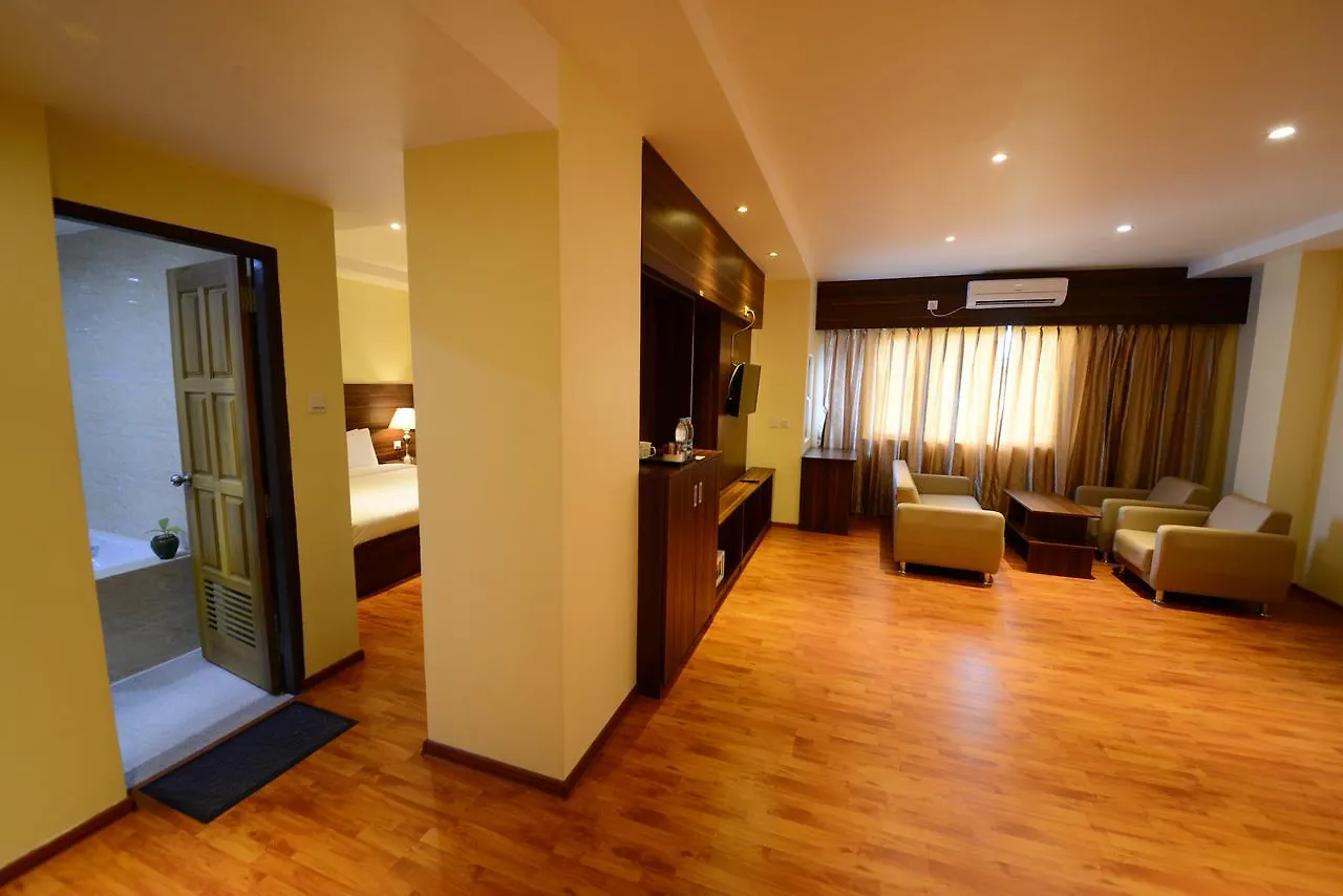 Silver Green Hotel Γιανγκόν 3*,